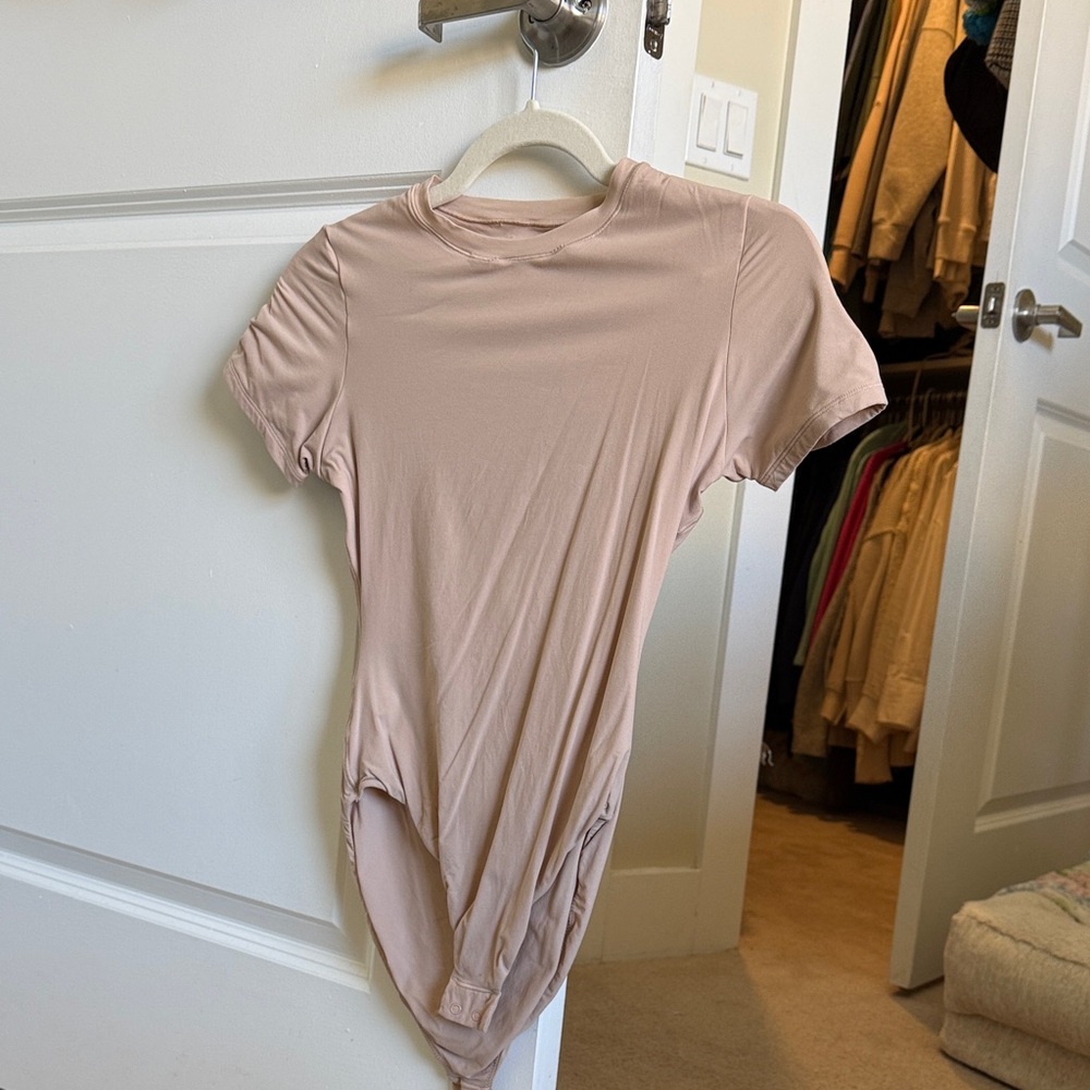 SKIMS Women's Short Sleeve Bodysuit - Nude Pink